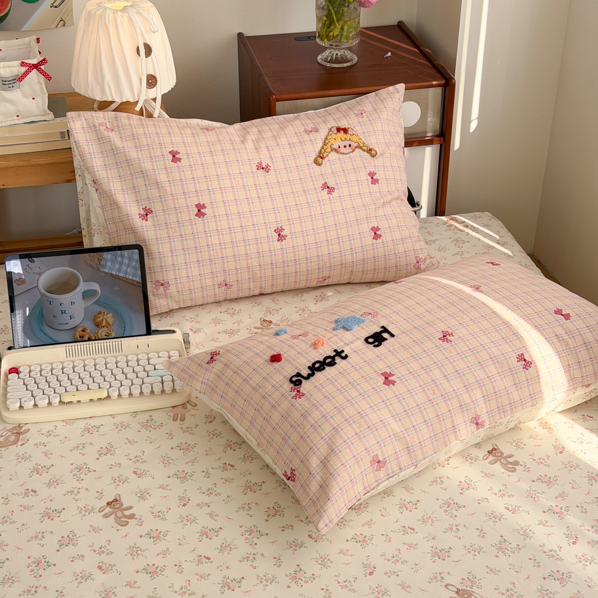 91家纺网 家纺一手货源 找家纺 乐童家纺 2026新款13370全棉纯棉毛巾绣呆萌系列四件套第二波 气球女孩