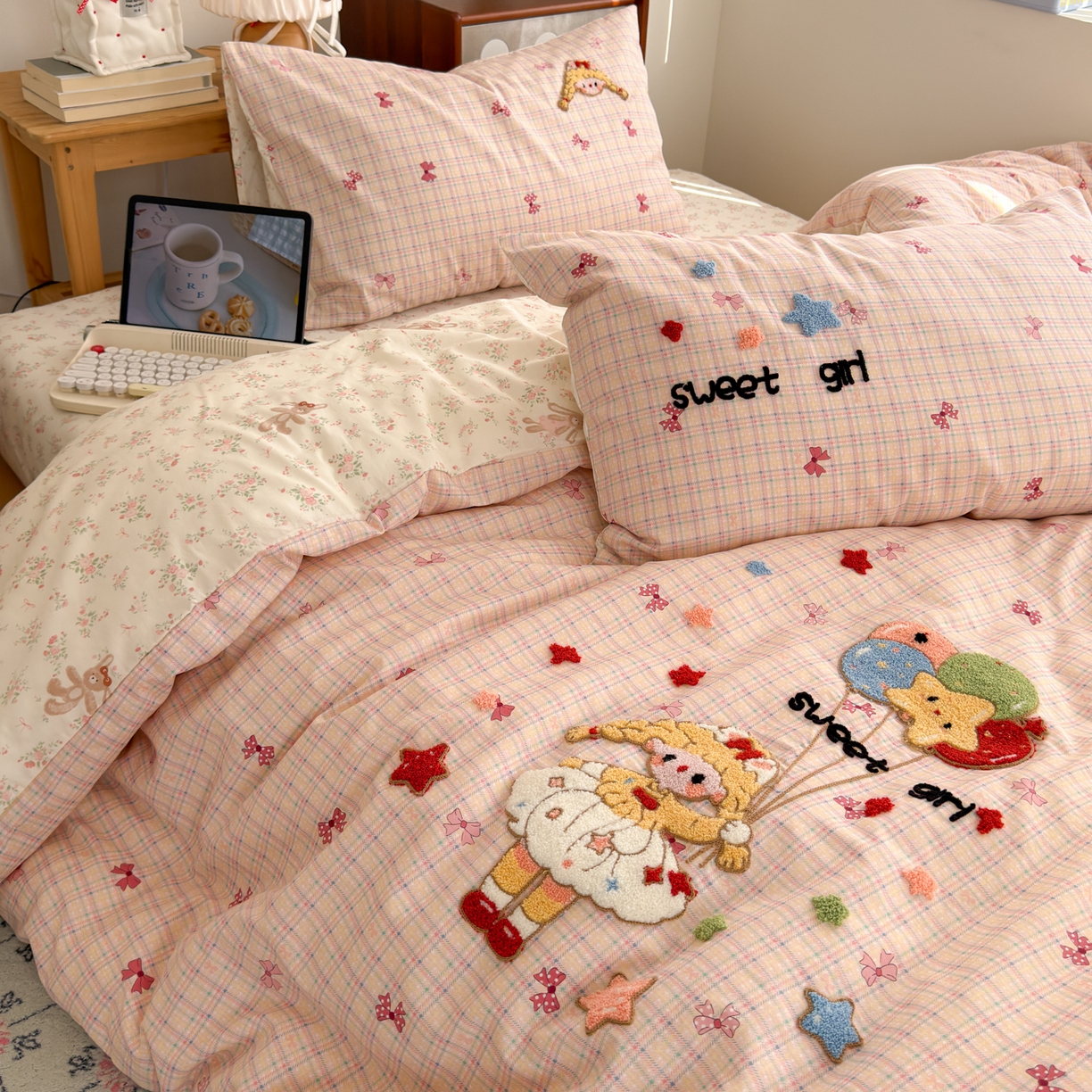 91家纺网 家纺一手货源 找家纺 乐童家纺 2026新款13370全棉纯棉毛巾绣呆萌系列四件套第二波 气球女孩