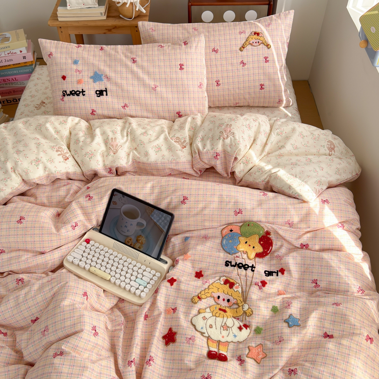 91家纺网 家纺一手货源 找家纺 乐童家纺 2026新款13370全棉纯棉毛巾绣呆萌系列四件套第二波 气球女孩