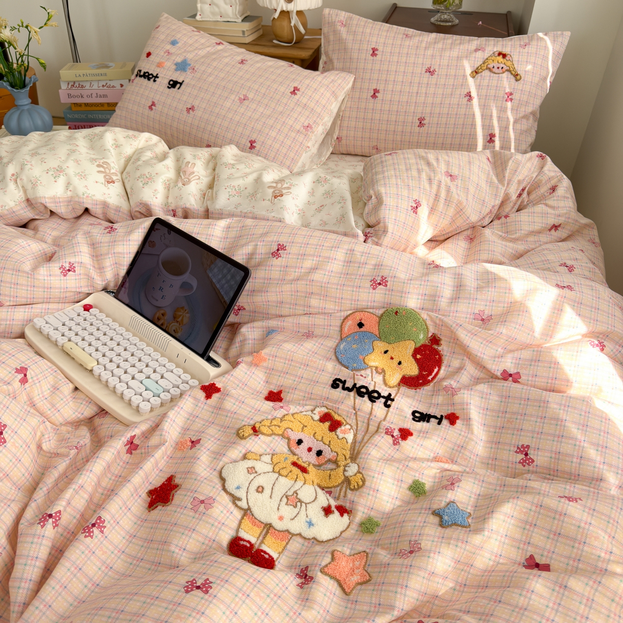 91家纺网 家纺一手货源 找家纺 乐童家纺 2026新款13370全棉纯棉毛巾绣呆萌系列四件套第二波 气球女孩