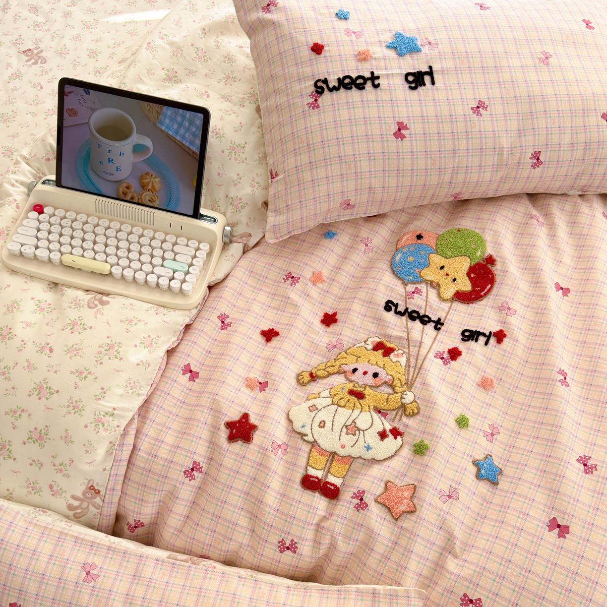 91家纺网 家纺一手货源 找家纺 乐童家纺 2026新款13370全棉纯棉毛巾绣呆萌系列四件套第二波 气球女孩