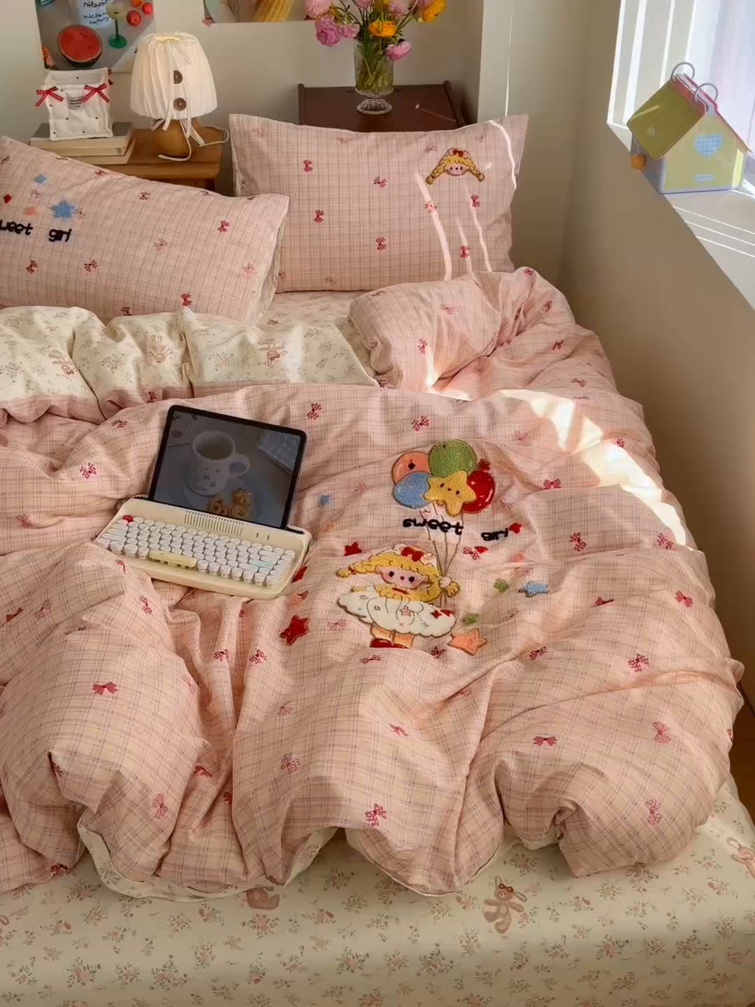 91家纺网 家纺一手货源 找家纺 乐童家纺 2026新款13370全棉纯棉毛巾绣呆萌系列四件套第二波 气球女孩