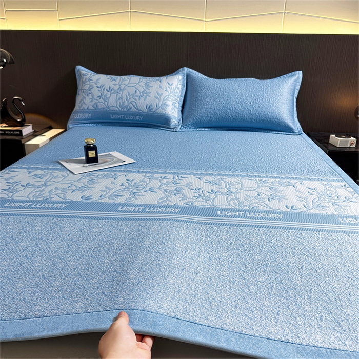 91家纺网 家纺一手货源 找家纺 慕木家纺 2026新款高端复合三明治PE乙纶提花610克冰豆豆凉席欧洛菲系列（提供买家秀） 欧洛菲-蓝床席款