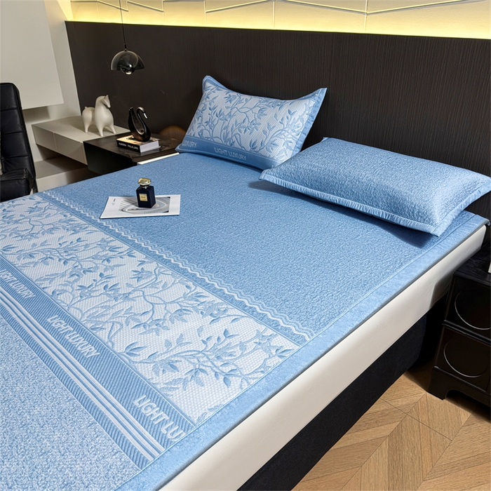 91家纺网 家纺一手货源 找家纺 慕木家纺 2026新款高端复合三明治PE乙纶提花610克冰豆豆凉席欧洛菲系列（提供买家秀） 欧洛菲-蓝床席款