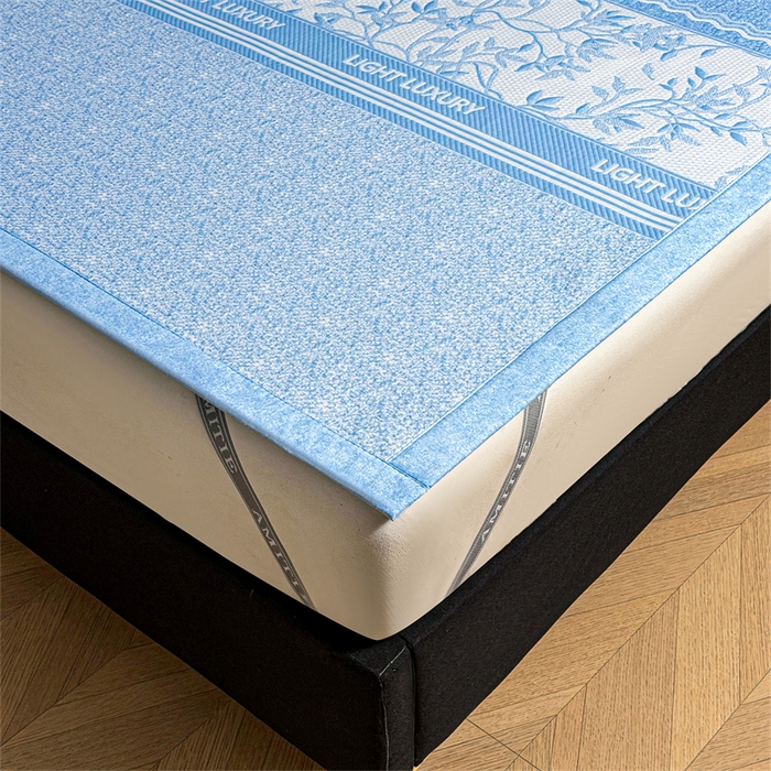 91家纺网 家纺一手货源 找家纺 慕木家纺 2026新款高端复合三明治PE乙纶提花610克冰豆豆凉席欧洛菲系列（提供买家秀） 欧洛菲-蓝床席款