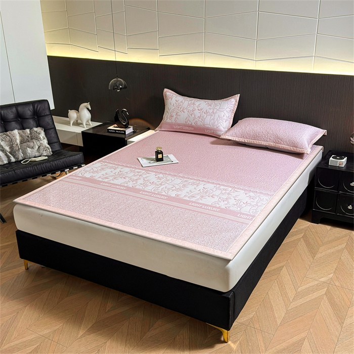 91家纺网 家纺一手货源 找家纺 慕木家纺 2026新款高端复合三明治PE乙纶提花610克冰豆豆凉席欧洛菲系列（提供买家秀） 欧洛菲-粉床席款