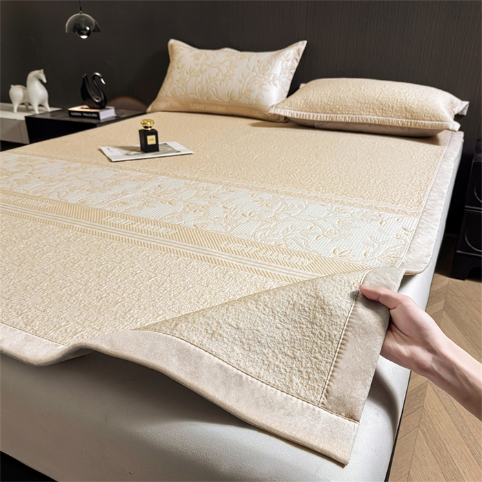 91家纺网 家纺一手货源 找家纺 慕木家纺 2026新款高端复合三明治PE乙纶提花610克冰豆豆凉席欧洛菲系列（提供买家秀） 欧洛菲-卡其床席款