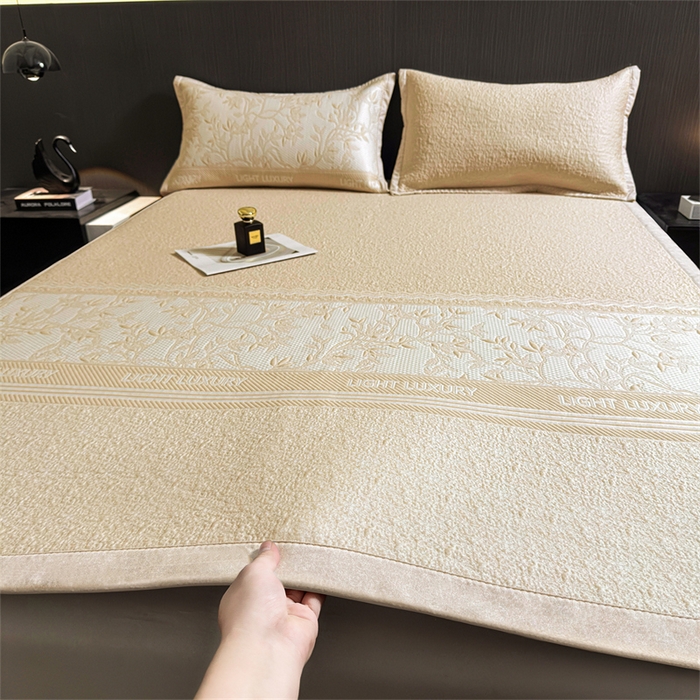 91家纺网 家纺一手货源 找家纺 慕木家纺 2026新款高端复合三明治PE乙纶提花610克冰豆豆凉席欧洛菲系列（提供买家秀） 欧洛菲-卡其床席款