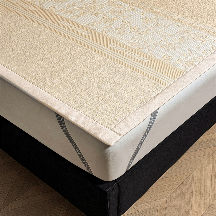 91家纺网 家纺一手货源 找家纺 慕木家纺 2026新款高端复合三明治PE乙纶提花610克冰豆豆凉席欧洛菲系列（提供买家秀） 欧洛菲-卡其床席款