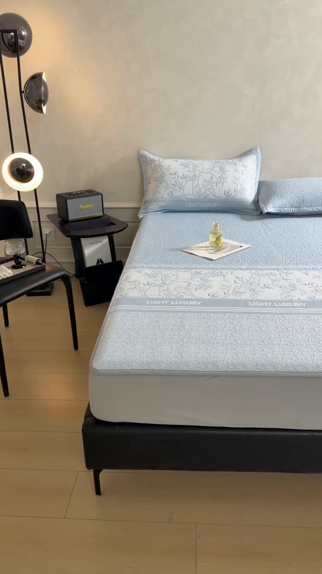 91家纺网 家纺一手货源 找家纺 慕木家纺 2026新款高端复合三明治PE乙纶提花610克冰豆豆凉席欧洛菲系列（提供买家秀） 欧洛菲-蓝床笠款