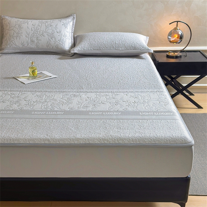 91家纺网 家纺一手货源 找家纺 慕木家纺 2026新款高端复合三明治PE乙纶提花610克冰豆豆凉席欧洛菲系列（提供买家秀） 欧洛菲-灰床笠款