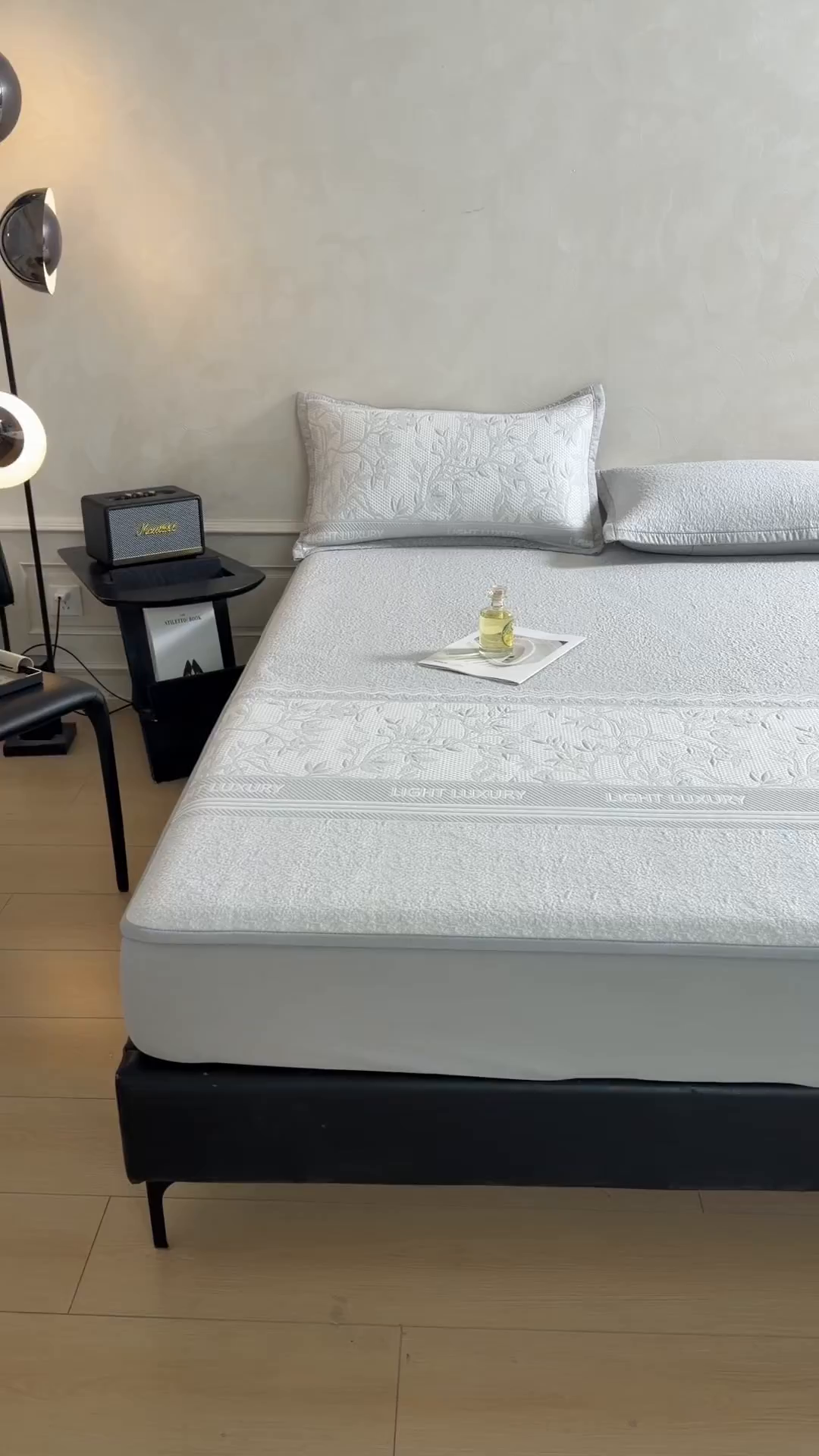 91家纺网 家纺一手货源 找家纺 慕木家纺 2026新款高端复合三明治PE乙纶提花610克冰豆豆凉席欧洛菲系列（提供买家秀） 欧洛菲-灰床笠款