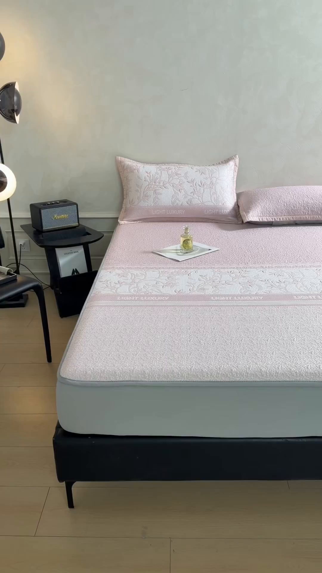 91家纺网 家纺一手货源 找家纺 慕木家纺 2026新款高端复合三明治PE乙纶提花610克冰豆豆凉席欧洛菲系列（提供买家秀） 欧洛菲-粉床笠款