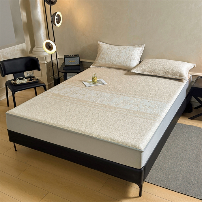 91家纺网 家纺一手货源 找家纺 慕木家纺 2026新款高端复合三明治PE乙纶提花610克冰豆豆凉席欧洛菲系列（提供买家秀） 欧洛菲-卡其床笠款