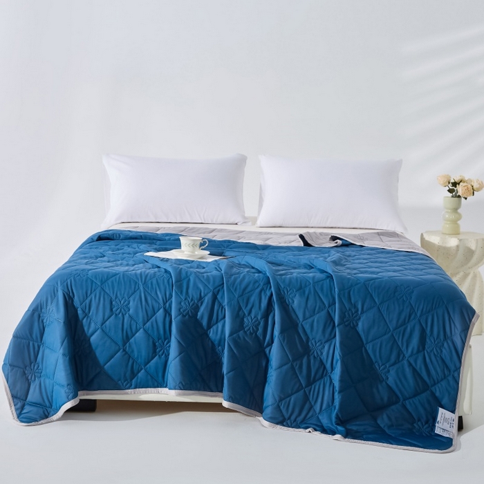 91家纺网 家纺一手货源 找家纺 天之悦家纺 2026跨境外贸可机洗水洗A类夏被冰淇淋凉感丝空调被子被芯夏凉被 深蓝色配灰色（花纹款）