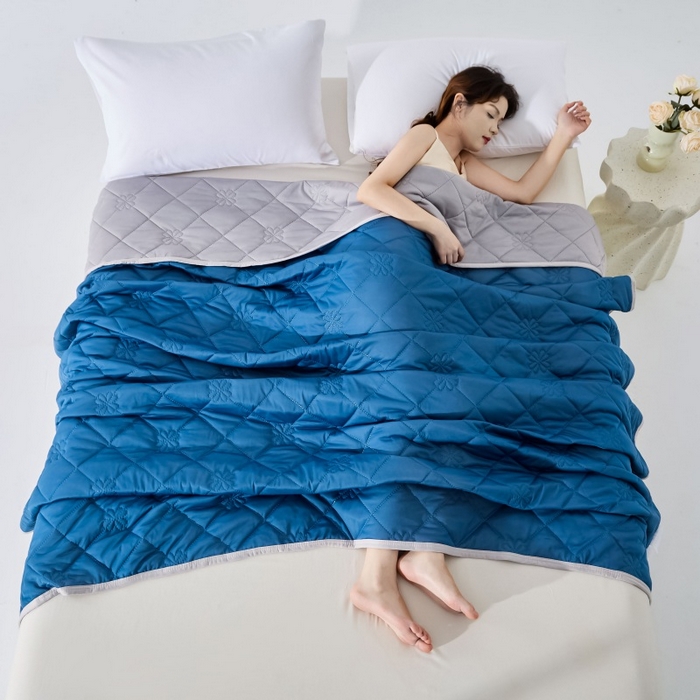 91家纺网 家纺一手货源 找家纺 天之悦家纺 2026跨境外贸可机洗水洗A类夏被冰淇淋凉感丝空调被子被芯夏凉被 深蓝色配灰色（花纹款）