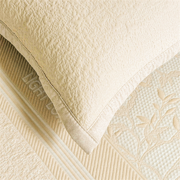 91家纺网 家纺一手货源 找家纺 慕木家纺 2026新款高端复合三明治PE乙纶提花610克冰豆豆凉席欧洛菲系列（提供买家秀） 欧洛菲-卡其床笠款