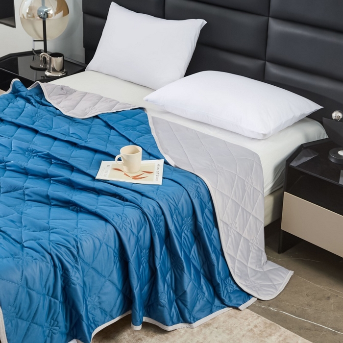 91家纺网 家纺一手货源 找家纺 天之悦家纺 2026跨境外贸可机洗水洗A类夏被冰淇淋凉感丝空调被子被芯夏凉被 深蓝色配灰色（花纹款）