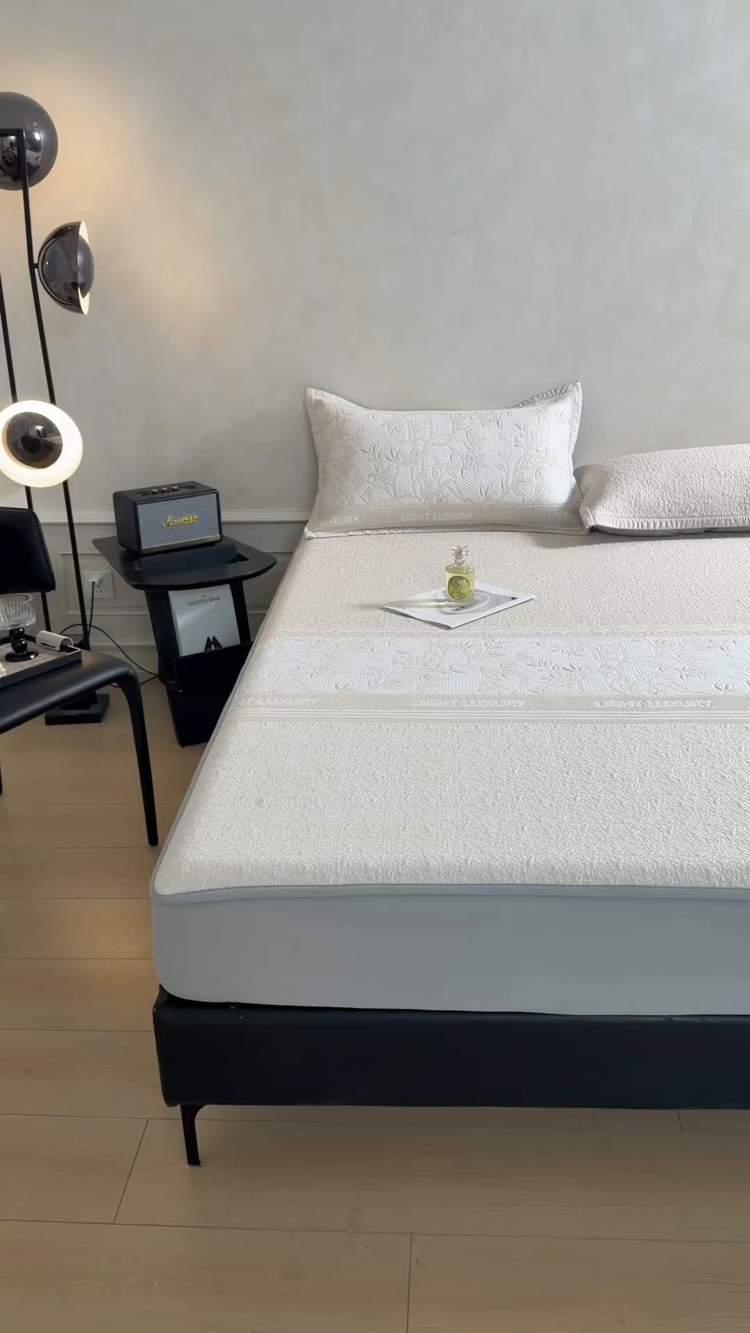 91家纺网 家纺一手货源 找家纺 慕木家纺 2026新款高端复合三明治PE乙纶提花610克冰豆豆凉席欧洛菲系列（提供买家秀） 欧洛菲-卡其床笠款