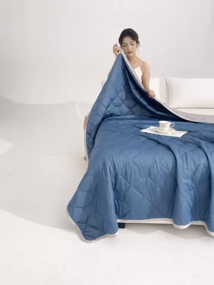 91家纺网 家纺一手货源 找家纺 天之悦家纺 2026跨境外贸可机洗水洗A类夏被冰淇淋凉感丝空调被子被芯夏凉被 深蓝色配灰色（花纹款）