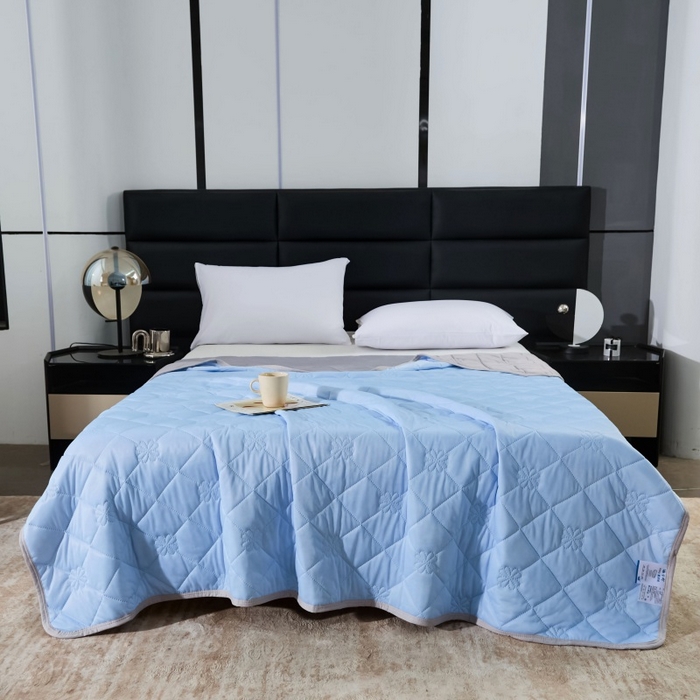 91家纺网 家纺一手货源 找家纺 天之悦家纺 2026跨境外贸可机洗水洗A类夏被冰淇淋凉感丝空调被子被芯夏凉被 天蓝色配灰色（花纹款）