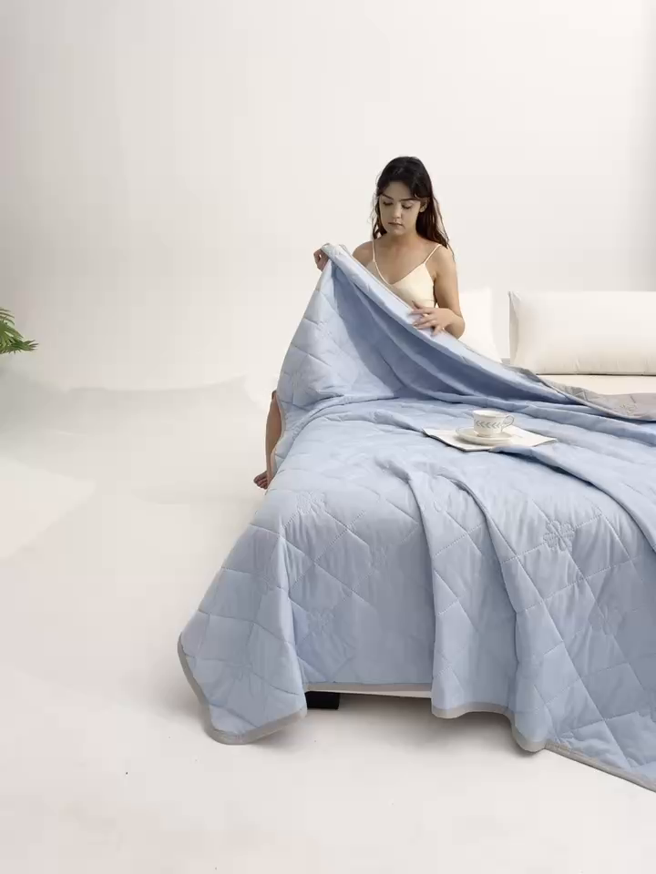 91家纺网 家纺一手货源 找家纺 天之悦家纺 2026跨境外贸可机洗水洗A类夏被冰淇淋凉感丝空调被子被芯夏凉被 天蓝色配灰色（花纹款）