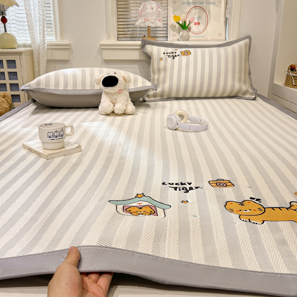 91家纺网 家纺一手货源 找家纺 川悦生活 2026新款凉感提花绣花豆豆席 吉祥奶虎