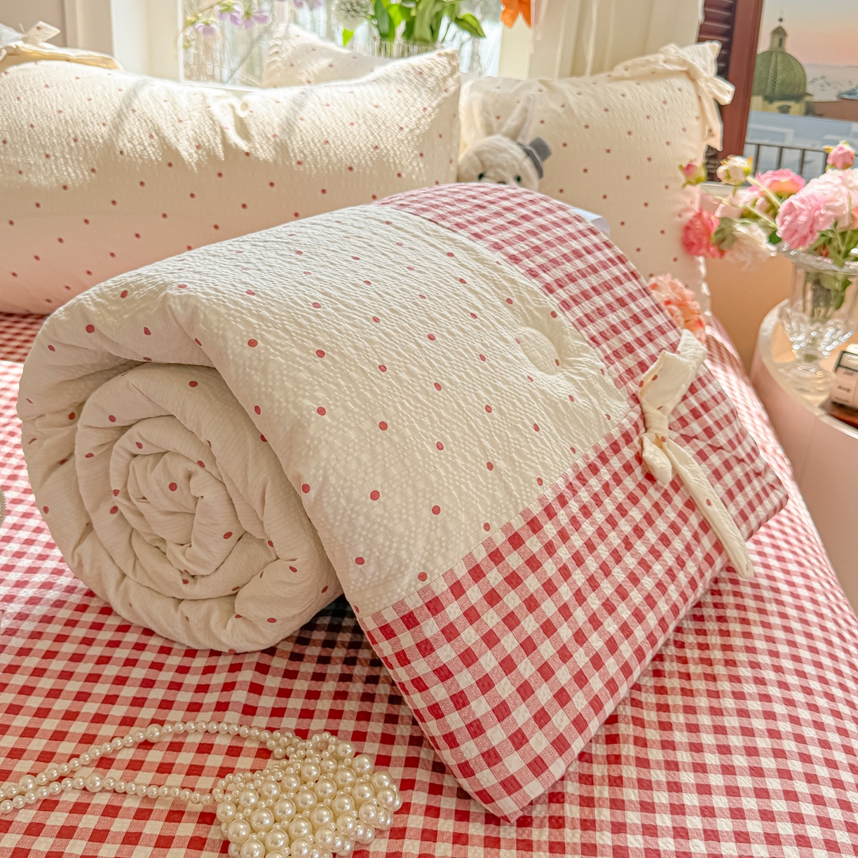 91家纺网 家纺一手货源 找家纺 瑞禾家纺（原阿亮） 2026新款提花泡芙棉拼角蝴蝶结软乎乎的撸猫感单夏被夏被四件套-甜莓气泡 甜莓气泡-奶红波点