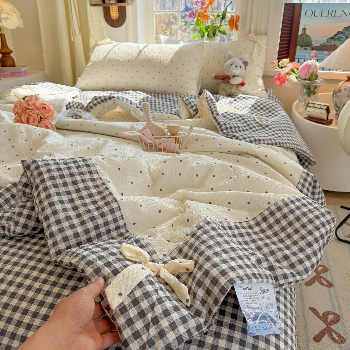 91家纺网 家纺一手货源 找家纺 瑞禾家纺（原阿亮） 2026新款提花泡芙棉拼角蝴蝶结软乎乎的撸猫感单夏被夏被四件套-甜莓气泡 甜莓气泡-奶灰波点