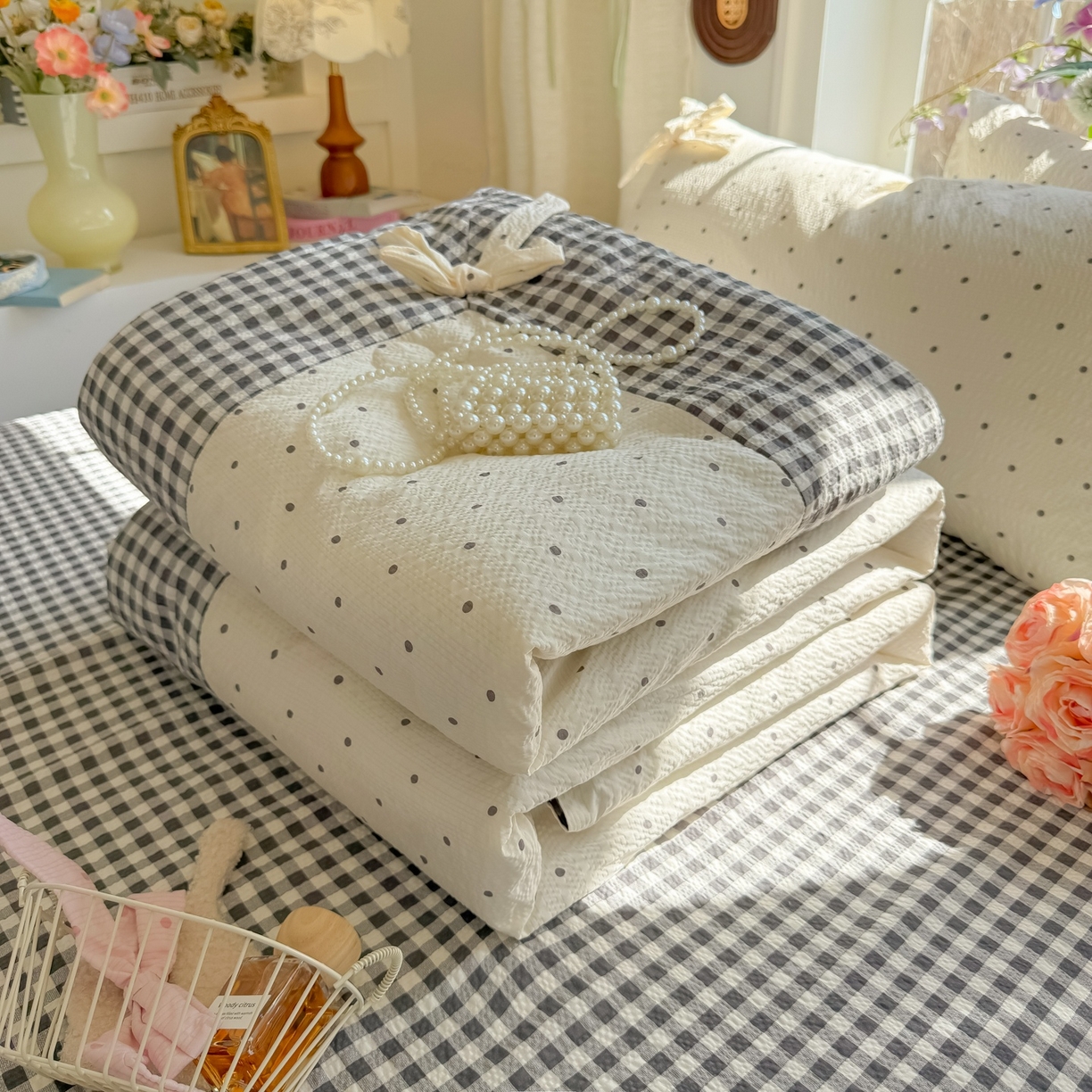 91家纺网 家纺一手货源 找家纺 瑞禾家纺（原阿亮） 2026新款提花泡芙棉拼角蝴蝶结软乎乎的撸猫感单夏被夏被四件套-甜莓气泡 甜莓气泡-奶灰波点