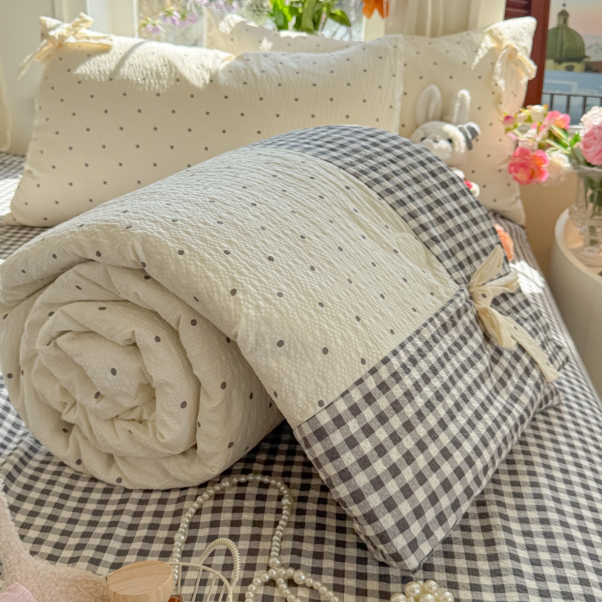 91家纺网 家纺一手货源 找家纺 瑞禾家纺（原阿亮） 2026新款提花泡芙棉拼角蝴蝶结软乎乎的撸猫感单夏被夏被四件套-甜莓气泡 甜莓气泡-奶灰波点