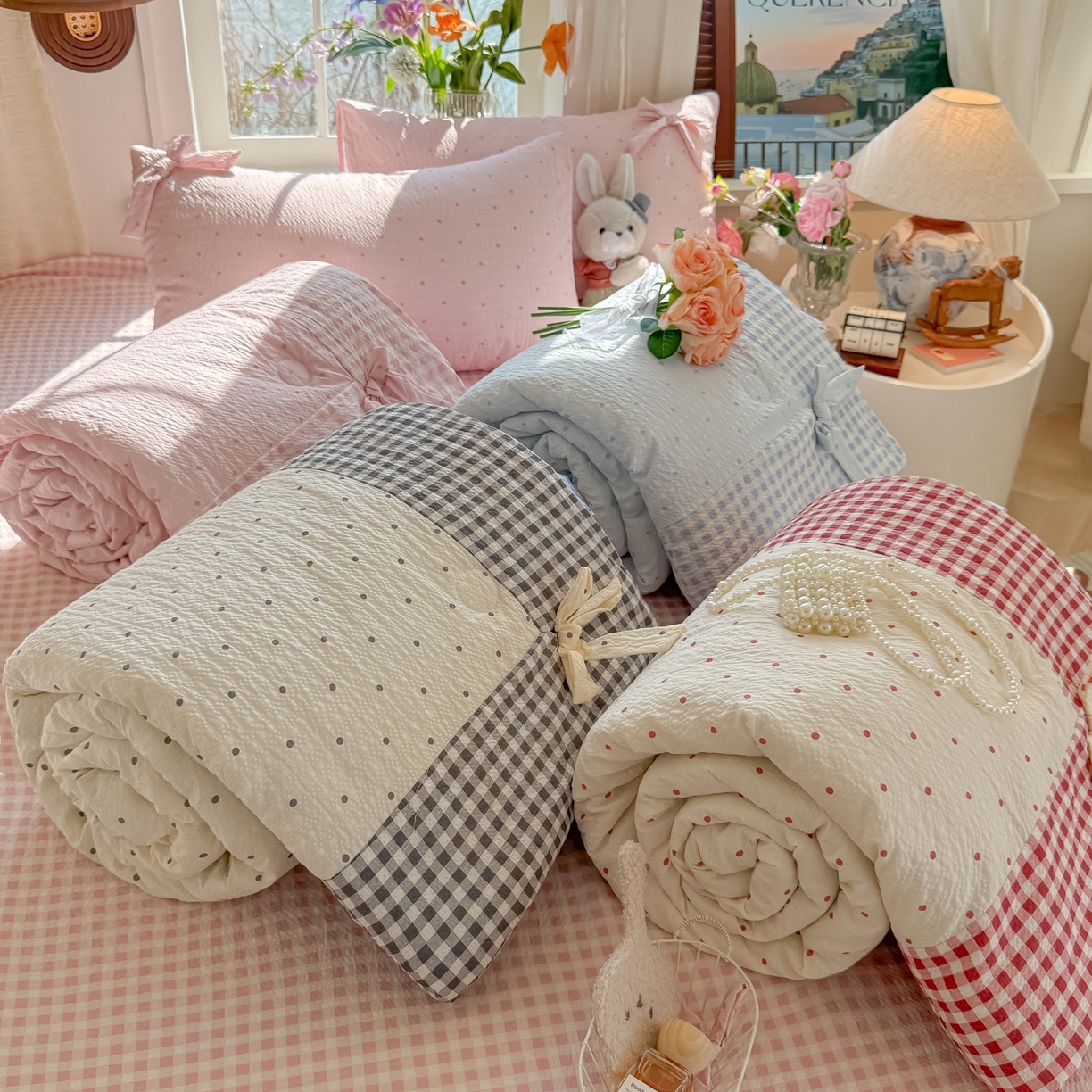 91家纺网 家纺一手货源 找家纺 瑞禾家纺（原阿亮） 2026新款提花泡芙棉拼角蝴蝶结软乎乎的撸猫感单夏被夏被四件套-甜莓气泡 组合图（仅供展示不可下单）