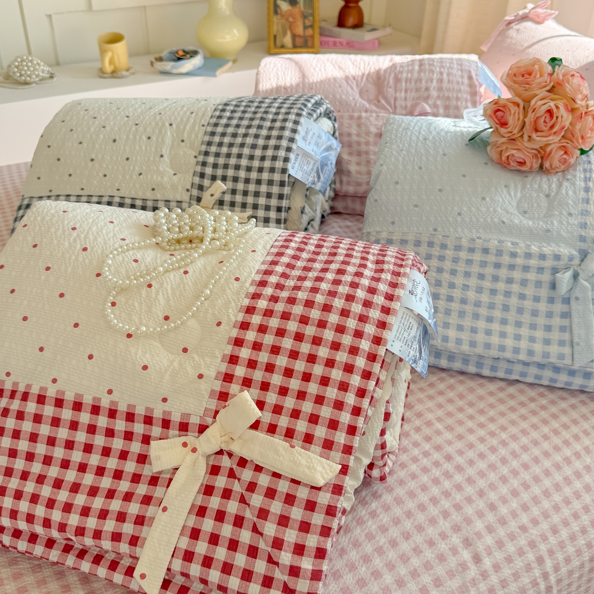 91家纺网 家纺一手货源 找家纺 瑞禾家纺（原阿亮） 2026新款提花泡芙棉拼角蝴蝶结软乎乎的撸猫感单夏被夏被四件套-甜莓气泡 组合图（仅供展示不可下单）