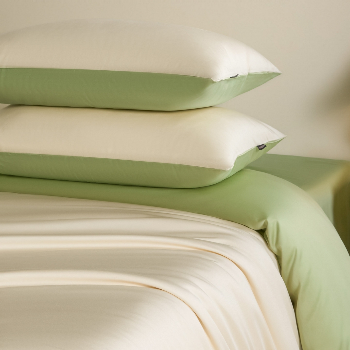 91家纺网 家纺一手货源 找家纺 秀色家纺 2026新款60S进口天丝贡缎新疆长绒棉纯色轻奢四件套 Air-天丝棉-奶白抹茶