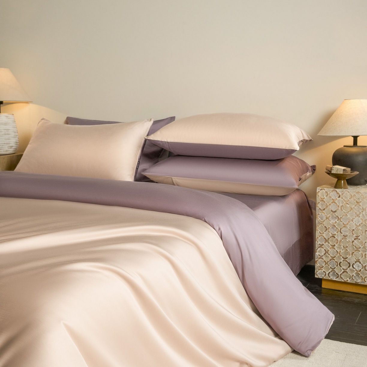 91家纺网 家纺一手货源 找家纺 秀色家纺 2026新款60S进口天丝贡缎新疆长绒棉纯色轻奢四件套 Air-天丝棉-桃灰粉+迷雾紫