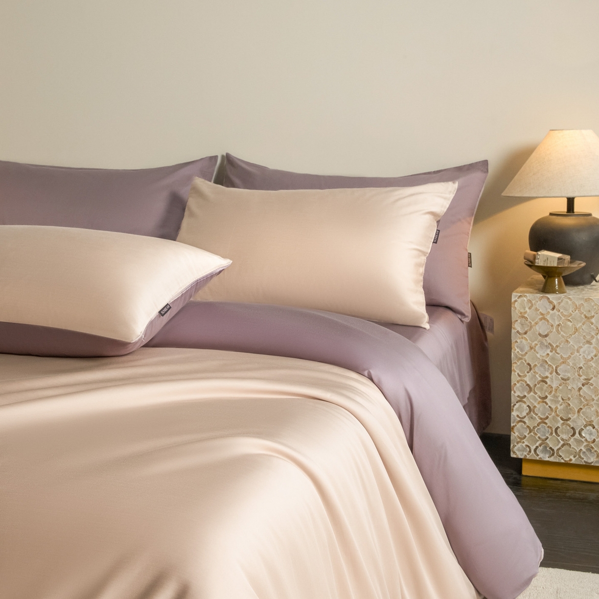 91家纺网 家纺一手货源 找家纺 秀色家纺 2026新款60S进口天丝贡缎新疆长绒棉纯色轻奢四件套 Air-天丝棉-桃灰粉+迷雾紫