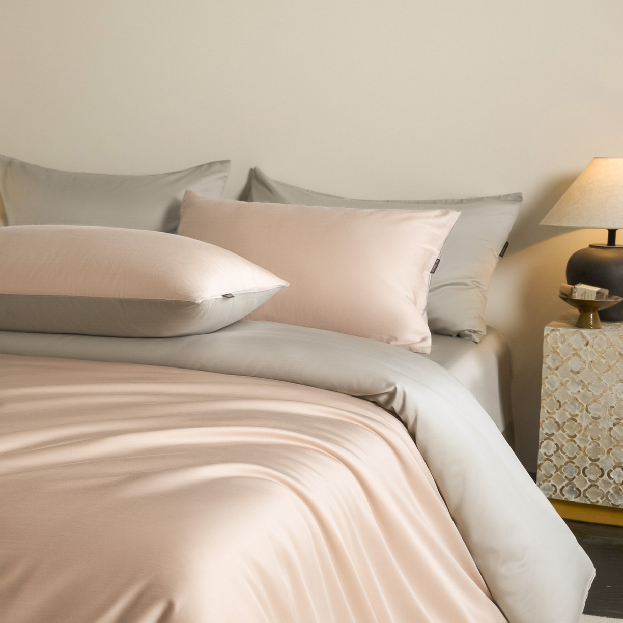 91家纺网 家纺一手货源 找家纺 秀色家纺 2026新款60S进口天丝贡缎新疆长绒棉纯色轻奢四件套 Air-天丝棉-桃灰粉+幻影灰