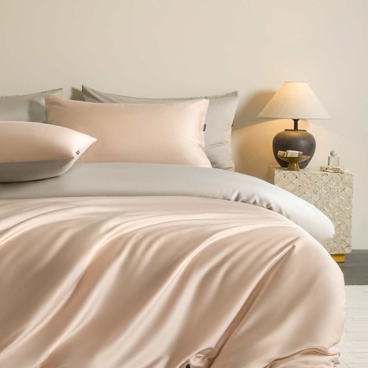 91家纺网 家纺一手货源 找家纺 秀色家纺 2026新款60S进口天丝贡缎新疆长绒棉纯色轻奢四件套 Air-天丝棉-桃灰粉+幻影灰