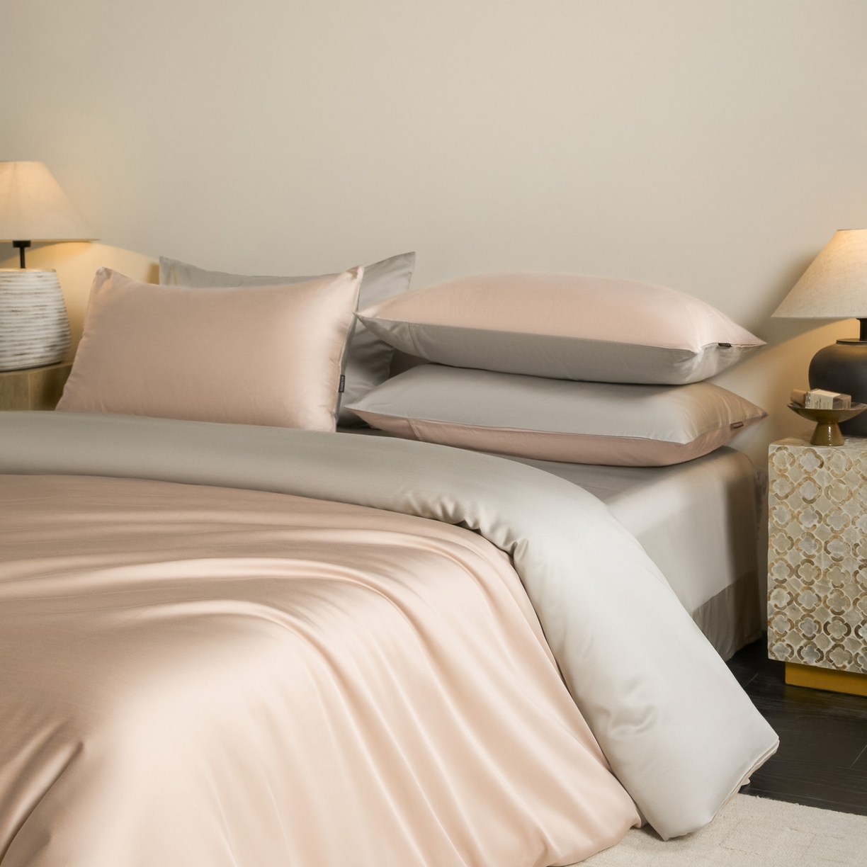 91家纺网 家纺一手货源 找家纺 秀色家纺 2026新款60S进口天丝贡缎新疆长绒棉纯色轻奢四件套 Air-天丝棉-桃灰粉+幻影灰