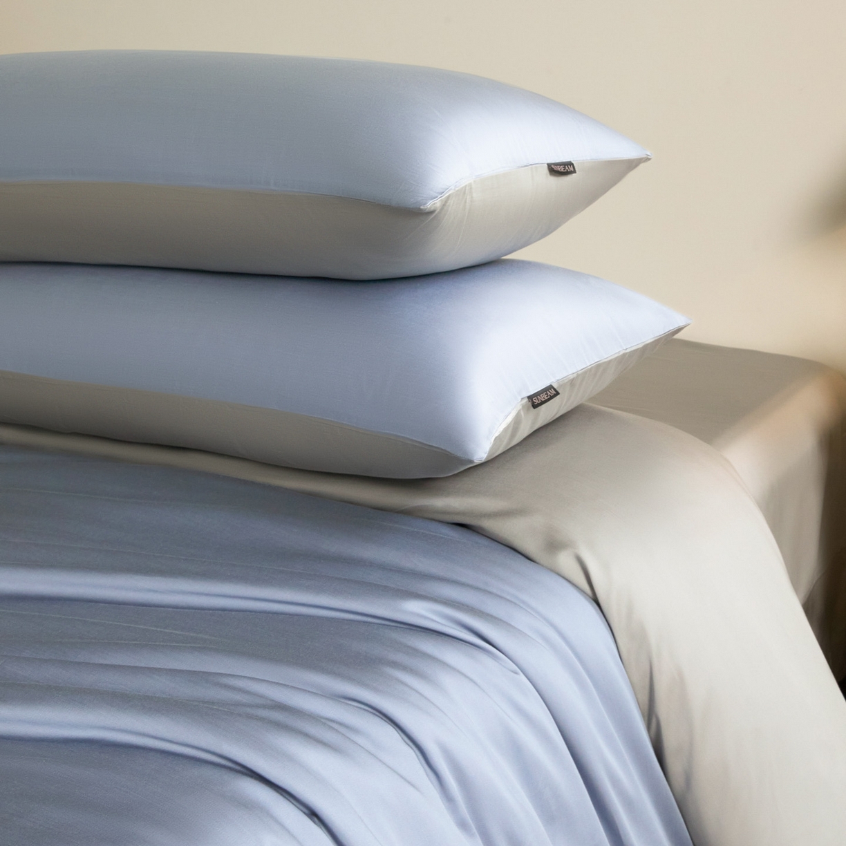 91家纺网 家纺一手货源 找家纺 秀色家纺 2026新款60S进口天丝贡缎新疆长绒棉纯色轻奢四件套 Air-天丝棉-星雾蓝+薄雾灰