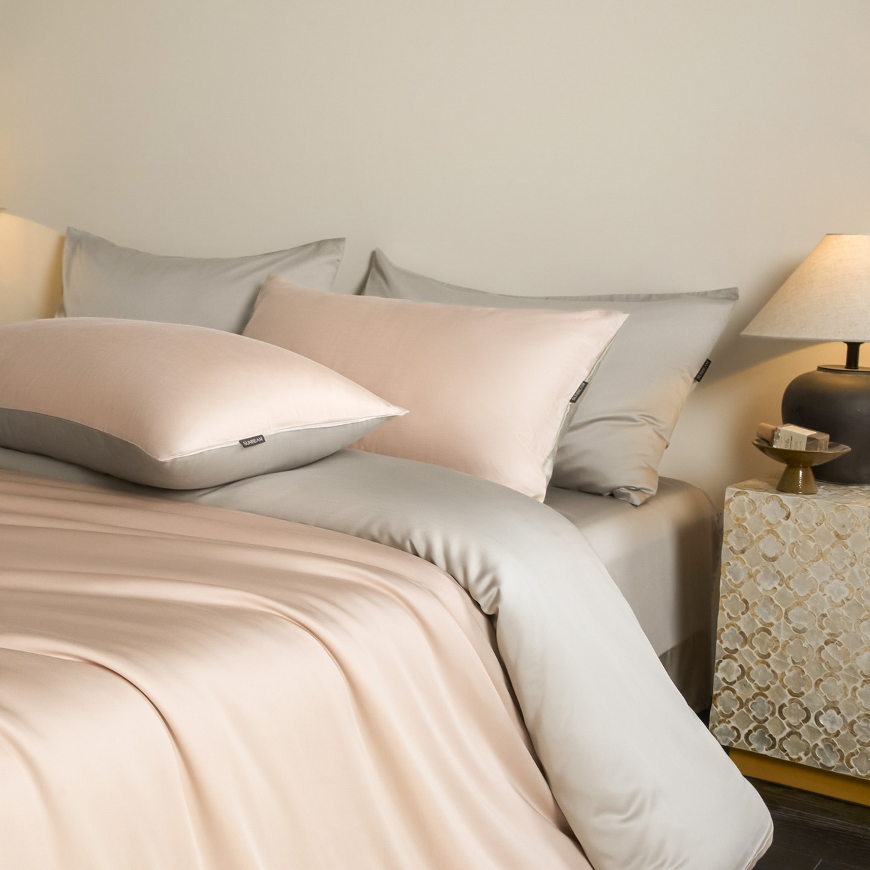 91家纺网 家纺一手货源 找家纺 秀色家纺 2026新款60S进口天丝贡缎新疆长绒棉纯色轻奢四件套 Air-天丝棉-桃灰粉+幻影灰