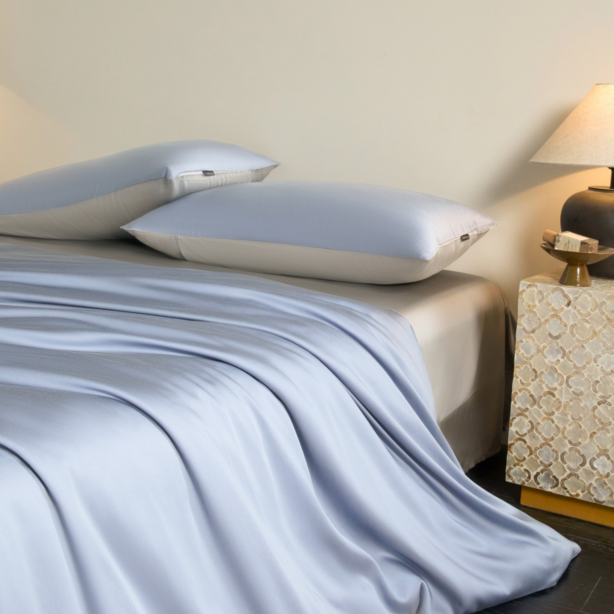 91家纺网 家纺一手货源 找家纺 秀色家纺 2026新款60S进口天丝贡缎新疆长绒棉纯色轻奢四件套 Air-天丝棉-星雾蓝+薄雾灰