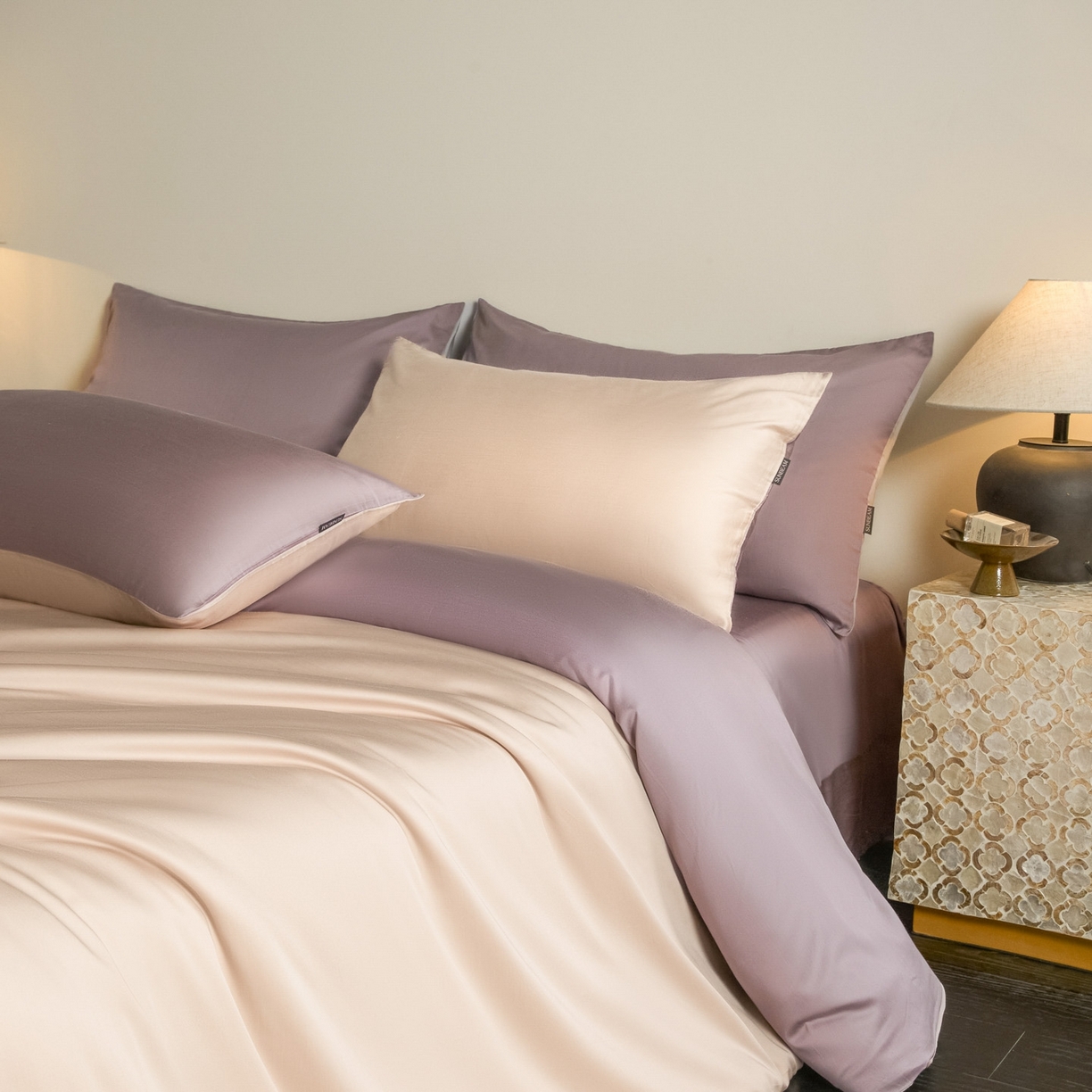 91家纺网 家纺一手货源 找家纺 秀色家纺 2026新款60S进口天丝贡缎新疆长绒棉纯色轻奢四件套 Air-天丝棉-桃灰粉+迷雾紫