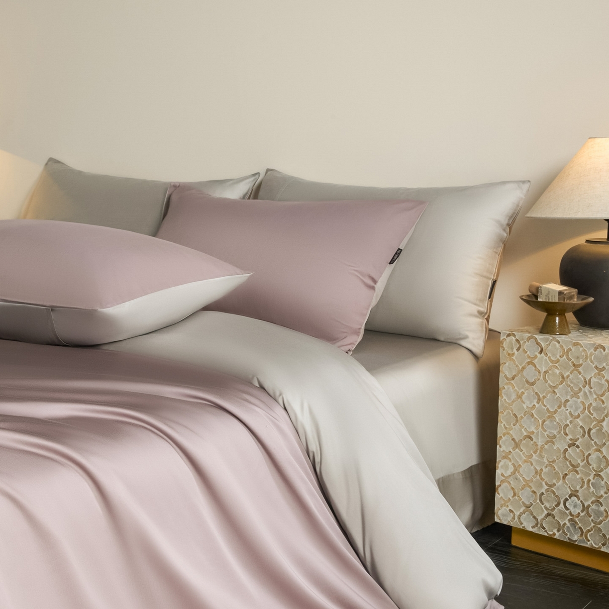 91家纺网 家纺一手货源 找家纺 秀色家纺 2026新款60S进口天丝贡缎新疆长绒棉纯色轻奢四件套 Air-天丝棉-迷雾紫+幻影灰