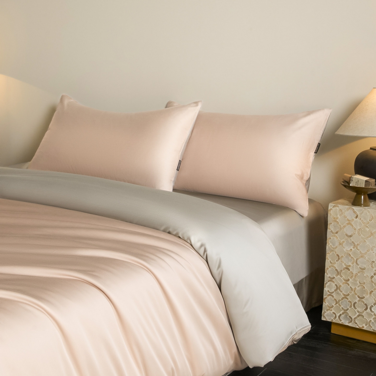 91家纺网 家纺一手货源 找家纺 秀色家纺 2026新款60S进口天丝贡缎新疆长绒棉纯色轻奢四件套 Air-天丝棉-桃灰粉+幻影灰