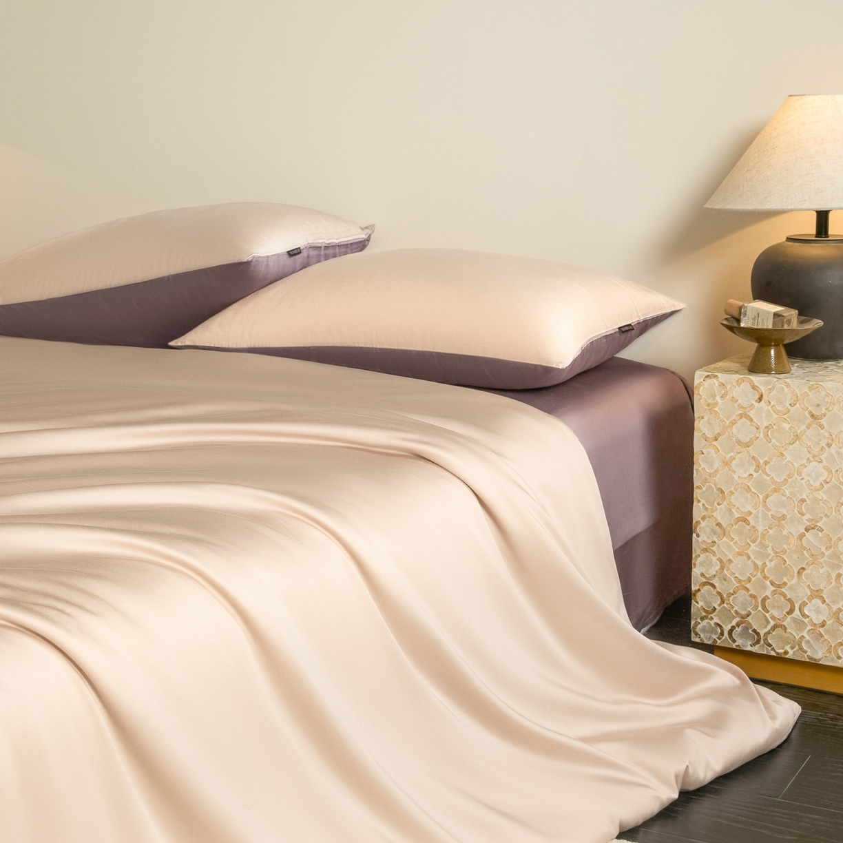 91家纺网 家纺一手货源 找家纺 秀色家纺 2026新款60S进口天丝贡缎新疆长绒棉纯色轻奢四件套 Air-天丝棉-桃灰粉+迷雾紫