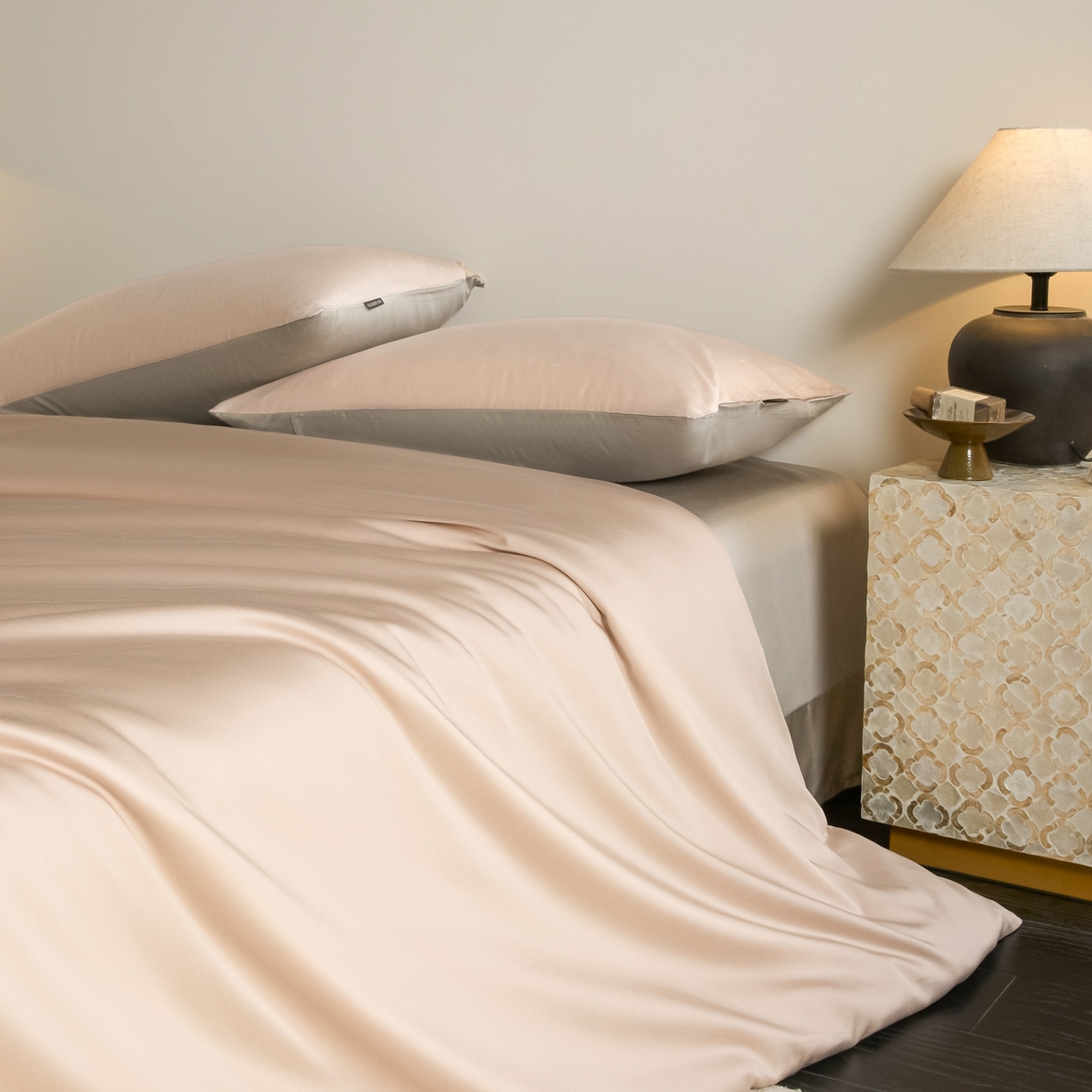 91家纺网 家纺一手货源 找家纺 秀色家纺 2026新款60S进口天丝贡缎新疆长绒棉纯色轻奢四件套 Air-天丝棉-桃灰粉+幻影灰