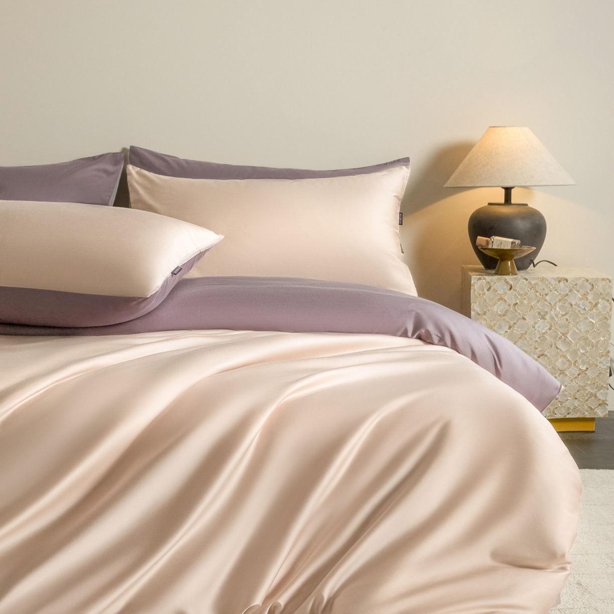 91家纺网 家纺一手货源 找家纺 秀色家纺 2026新款60S进口天丝贡缎新疆长绒棉纯色轻奢四件套 Air-天丝棉-桃灰粉+迷雾紫