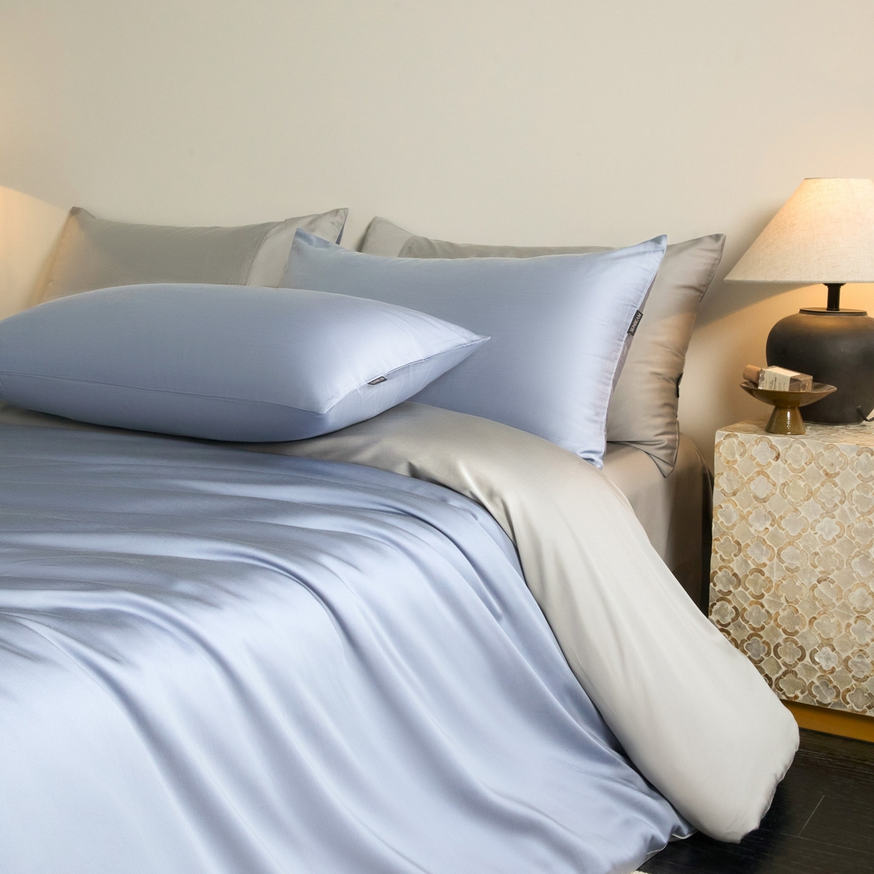 91家纺网 家纺一手货源 找家纺 秀色家纺 2026新款60S进口天丝贡缎新疆长绒棉纯色轻奢四件套 Air-天丝棉-星雾蓝+薄雾灰