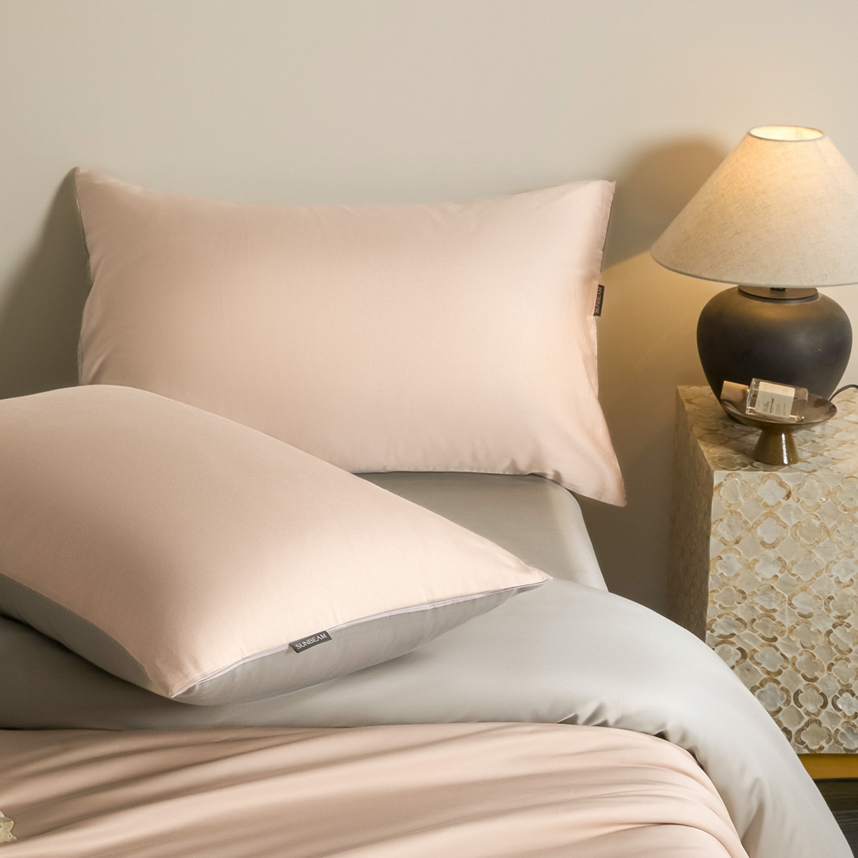 91家纺网 家纺一手货源 找家纺 秀色家纺 2026新款60S进口天丝贡缎新疆长绒棉纯色轻奢四件套 Air-天丝棉-桃灰粉+幻影灰